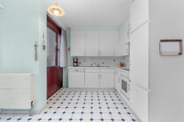 Dit appartement met twee slaapkamers is gelegen op de tweede verdieping van een klassevolle en goed onderhouden mede-eigendom, omgeven door groen en rust. Ondanks de serene ligging bevinden winkels, openbaar vervoer en andere voorzieningen zich op wandela