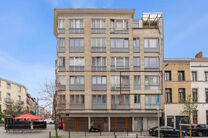 Dit volledig instapklare en smaakvol gerenoveerde appartement met twee slaapkamers bevindt zich op de
tweede verdieping van een verzorgd gebouw, op een uiterst gunstige locatie op wandelafstand van Tour & Taxis en de levendige Kanaalwijk.
De buurt is de v