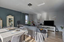 Dit uitstekend gelegen hoekappartement met twee slaapkamers, twee badkamers en twee zuidgerichte terrassen is gelegen in een groene en rustige omgeving, achteraan in een goed beheerde residentie en op afstand van de straat. Dankzij de hoekligging geniet h