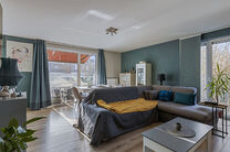 Dit uitstekend gelegen hoekappartement met twee slaapkamers, twee badkamers en twee zuidgerichte terrassen is gelegen in een groene en rustige omgeving, achteraan in een goed beheerde residentie en op afstand van de straat. Dankzij de hoekligging geniet h