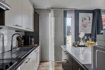 Dit uitstekend gelegen hoekappartement met twee slaapkamers, twee badkamers en twee zuidgerichte terrassen is gelegen in een groene en rustige omgeving, achteraan in een goed beheerde residentie en op afstand van de straat. Dankzij de hoekligging geniet h
