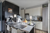 Dit uitstekend gelegen hoekappartement met twee slaapkamers, twee badkamers en twee zuidgerichte terrassen is gelegen in een groene en rustige omgeving, achteraan in een goed beheerde residentie en op afstand van de straat. Dankzij de hoekligging geniet h