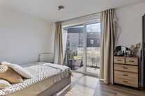 Dit uitstekend gelegen hoekappartement met twee slaapkamers, twee badkamers en twee zuidgerichte terrassen is gelegen in een groene en rustige omgeving, achteraan in een goed beheerde residentie en op afstand van de straat. Dankzij de hoekligging geniet h