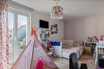 Dit uitstekend gelegen hoekappartement met twee slaapkamers, twee badkamers en twee zuidgerichte terrassen is gelegen in een groene en rustige omgeving, achteraan in een goed beheerde residentie en op afstand van de straat. Dankzij de hoekligging geniet h