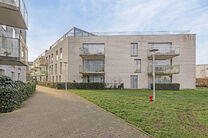 Dit uitstekend gelegen hoekappartement met twee slaapkamers, twee badkamers en twee zuidgerichte terrassen is gelegen in een groene en rustige omgeving, achteraan in een goed beheerde residentie en op afstand van de straat. Dankzij de hoekligging geniet h