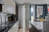 Dit uitstekend gelegen hoekappartement met twee slaapkamers, twee badkamers en twee zuidgerichte terrassen is gelegen in een groene en rustige omgeving, achteraan in een goed beheerde residentie en op afstand van de straat. Dankzij de hoekligging geniet h