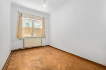 Tweegezinswoning bestaande uit een appartement en een duplex appartement, met garage, tuin en terrassen.
Het gebouw heeft in totaal 8 slaapkamers en 3 badkamers.

INDELING:
Op de eerste verdieping bevindt zich een appartement met &eacute;&eacute;n slaapkamer en een t