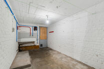 Tweegezinswoning bestaande uit een appartement en een duplex appartement, met garage, tuin en terrassen.
Het gebouw heeft in totaal 8 slaapkamers en 3 badkamers.

INDELING:
Op de eerste verdieping bevindt zich een appartement met &eacute;&eacute;n slaapkamer en een t