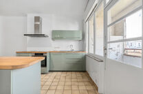 Tweegezinswoning bestaande uit een appartement en een duplex appartement, met garage, tuin en terrassen.
Het gebouw heeft in totaal 8 slaapkamers en 3 badkamers.

INDELING:
Op de eerste verdieping bevindt zich een appartement met &eacute;&eacute;n slaapkamer en een t