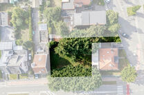 Mooi breed perceel van 5a 51ca voor bebouwen met een meergezinswoning bestaande uit maximum twee bouwlagen onder de kroonlijst, met hellend dak. Extra documenten op aanvraag.