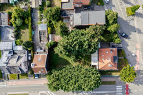 Mooi breed perceel van 5a 51ca voor bebouwen met een meergezinswoning bestaande uit maximum twee bouwlagen onder de kroonlijst, met hellend dak. Extra documenten op aanvraag.