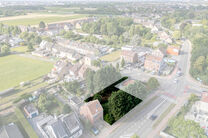 Mooi breed perceel van 5a 51ca voor bebouwen met een meergezinswoning bestaande uit maximum twee bouwlagen onder de kroonlijst, met hellend dak. Extra documenten op aanvraag.