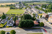 Mooi breed perceel van 5a 51ca voor bebouwen met een meergezinswoning bestaande uit maximum twee bouwlagen onder de kroonlijst, met hellend dak. Extra documenten op aanvraag.