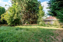 Mooi breed perceel van 5a 51ca voor bebouwen met een meergezinswoning bestaande uit maximum twee bouwlagen onder de kroonlijst, met hellend dak. Extra documenten op aanvraag.