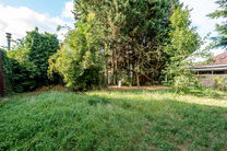 Mooi breed perceel van 5a 51ca voor bebouwen met een meergezinswoning bestaande uit maximum twee bouwlagen onder de kroonlijst, met hellend dak. Extra documenten op aanvraag.