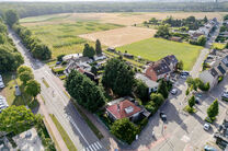 Mooi breed perceel van 5a 51ca voor bebouwen met een meergezinswoning bestaande uit maximum twee bouwlagen onder de kroonlijst, met hellend dak. Extra documenten op aanvraag.