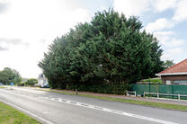 Mooi breed perceel van 5a 51ca voor bebouwen met een meergezinswoning bestaande uit maximum twee bouwlagen onder de kroonlijst, met hellend dak. Extra documenten op aanvraag.