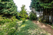 Mooi breed perceel van 5a 51ca voor bebouwen met een meergezinswoning bestaande uit maximum twee bouwlagen onder de kroonlijst, met hellend dak. Extra documenten op aanvraag.