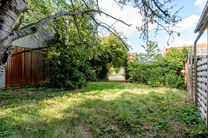 Landelijk gelegen bouwgrond (2a 21ca = 221m&sup2;) voor halfopen bebouwing (eengezinswoning).
In de fotoreeks vindt u een simulatie met mogelijke bouwbreedte en bouwdiepte.

LIGGING:
▪️ Winkels en voorzieningen eenvoudig bereikbaar - Aldi (710m), Carrefou