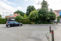 Rural building plot (2a 21ca = 221 m&sup2;) suitable for a semi-detached single-family home.
A visual simulation showing the possible building width and depth is included in the photo gallery.

LOCATION:
▪️ Shops and amenities within easy reach &ndash; Aldi (