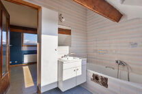 Ce duplex au deuxième étage dispose de 2 chambres, 2 salles de bains, 2 toilettes et une terrasse orientée sud-ouest. Il est situé dans une petite copropriété de seulement trois appartements.

Depuis le hall d’entrée, vous accédez à l’espace 