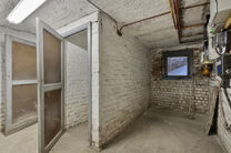 Ce duplex au deuxième étage dispose de 2 chambres, 2 salles de bains, 2 toilettes et une terrasse orientée sud-ouest. Il est situé dans une petite copropriété de seulement trois appartements.

Depuis le hall d’entrée, vous accédez à l’espace 