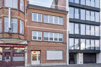 Dit duplexappartement op de tweede verdieping beschikt over 2 slaapkamers, 2 badkamers, 2 toiletten en een terras op het zuidwesten. Het is gelegen in een kleinschalige mede-eigendom met slechts drie appartementen.

Via de inkomhal komt u terecht in de ru