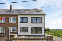 This beautifully renovated duplex apartment with 4 bedrooms and 2 bathrooms is located in a quiet and rural setting.
The apartment is part of a small-scale joint ownership with only two apartments.

It offers you comfort, style, and privacy with a private