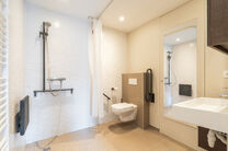 Beautiful furnished apartment with terrace, underground parking space and private cellar, ideally located close to public transport and a wide range of amenities.

LAYOUT:
Upon entering the apartment, you are welcomed into a pleasant open-plan living area