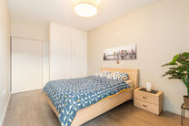 Beautiful furnished apartment with terrace, underground parking space and private cellar, ideally located close to public transport and a wide range of amenities.

LAYOUT:
Upon entering the apartment, you are welcomed into a pleasant open-plan living area