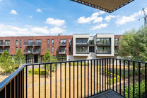 Beautiful furnished apartment with terrace, underground parking space and private cellar, ideally located close to public transport and a wide range of amenities.

LAYOUT:
Upon entering the apartment, you are welcomed into a pleasant open-plan living area