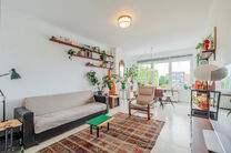 This contemporary, fully move-in-ready two-bedroom apartment is located in a small-scale co-ownership in Strombeek-Bever.
The apartment features a southeast-facing terrace and includes two practical private cellars for additional storage space.
With its m