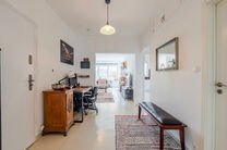 This contemporary, fully move-in-ready two-bedroom apartment is located in a small-scale co-ownership in Strombeek-Bever.
The apartment features a southeast-facing terrace and includes two practical private cellars for additional storage space.
With its m