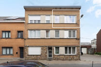 This contemporary, fully move-in-ready two-bedroom apartment is located in a small-scale co-ownership in Strombeek-Bever.
The apartment features a southeast-facing terrace and includes two practical private cellars for additional storage space.
With its m