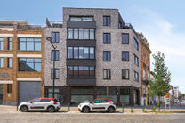 This recently built one-bedroom apartment from 2019 combines modern living comfort with an excellent location near Tour & Taxis.
Located on the first floor of a small-scale co-ownership with low charges, this apartment features a spacious, bright living a