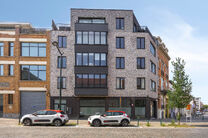 This recently built one-bedroom apartment from 2019 combines modern living comfort with an excellent location near Tour & Taxis.
Located on the first floor of a small-scale co-ownership with low charges, this apartment features a spacious, bright living a
