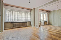 This classy one-bedroom apartment with a 2 terraces and 2 spacious attic storerooms is located on the 2nd floor of a co-ownership building, perfectly situated in the European Quarter, between Schuman and Brussels Park.

The apartment is arranged as follow