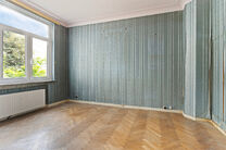 This classy one-bedroom apartment with a 2 terraces and 2 spacious attic storerooms is located on the 2nd floor of a co-ownership building, perfectly situated in the European Quarter, between Schuman and Brussels Park.

The apartment is arranged as follow