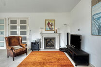This beautifully finished 2-bedroom apartment, located in the sought-after Solbosch district, offers a unique opportunity to live near the green Ter Kamerenbos, the Ter Kameren Abbey, and the prestigious Louisalaan.
The apartment is situated on the fourth