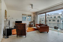 This beautifully finished 2-bedroom apartment, located in the sought-after Solbosch district, offers a unique opportunity to live near the green Ter Kamerenbos, the Ter Kameren Abbey, and the prestigious Louisalaan.
The apartment is situated on the fourth