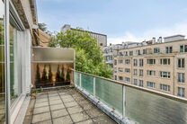 This beautifully finished 2-bedroom apartment, located in the sought-after Solbosch district, offers a unique opportunity to live near the green Ter Kamerenbos, the Ter Kameren Abbey, and the prestigious Louisalaan.
The apartment is situated on the fourth