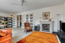 This beautifully finished 2-bedroom apartment, located in the sought-after Solbosch district, offers a unique opportunity to live near the green Ter Kamerenbos, the Ter Kameren Abbey, and the prestigious Louisalaan.
The apartment is situated on the fourth