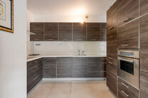 This beautifully finished 2-bedroom apartment, located in the sought-after Solbosch district, offers a unique opportunity to live near the green Ter Kamerenbos, the Ter Kameren Abbey, and the prestigious Louisalaan.
The apartment is situated on the fourth