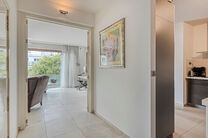 This beautifully finished 2-bedroom apartment, located in the sought-after Solbosch district, offers a unique opportunity to live near the green Ter Kamerenbos, the Ter Kameren Abbey, and the prestigious Louisalaan.
The apartment is situated on the fourth