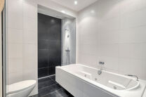 This beautifully finished 2-bedroom apartment, located in the sought-after Solbosch district, offers a unique opportunity to live near the green Ter Kamerenbos, the Ter Kameren Abbey, and the prestigious Louisalaan.
The apartment is situated on the fourth