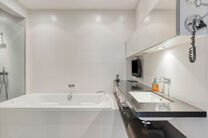 This beautifully finished 2-bedroom apartment, located in the sought-after Solbosch district, offers a unique opportunity to live near the green Ter Kamerenbos, the Ter Kameren Abbey, and the prestigious Louisalaan.
The apartment is situated on the fourth