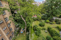 This beautifully finished 2-bedroom apartment, located in the sought-after Solbosch district, offers a unique opportunity to live near the green Ter Kamerenbos, the Ter Kameren Abbey, and the prestigious Louisalaan.
The apartment is situated on the fourth