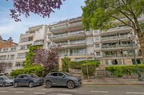 This beautifully finished 2-bedroom apartment, located in the sought-after Solbosch district, offers a unique opportunity to live near the green Ter Kamerenbos, the Ter Kameren Abbey, and the prestigious Louisalaan.
The apartment is situated on the fourth
