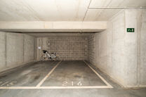 This bright 1-bedroom apartment is ideally located in the sought-after &ldquo;La Chasse&rdquo; area of Etterbeek, within walking distance of the VUB and ULB campuses, and on the border with Woluwe-Saint-Pierre (Chant d&rsquo;Oiseau) and Auderghem.

The apartment feat