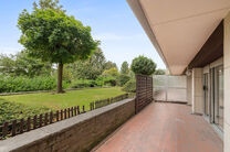 This ground-floor apartment with one bedroom features a spacious 20 m&sup2; terrace overlooking a park-like communal garden, as well as a cellar.
It is located in a quiet, green residential neighbourhood in Evere, with all amenities within walking distance: s